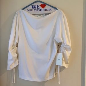 White blouse, adjustable sleeves. Lewit.